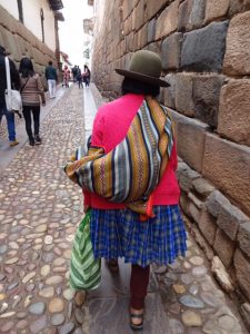 クスコの街を歩く民族衣装のおばあちゃん